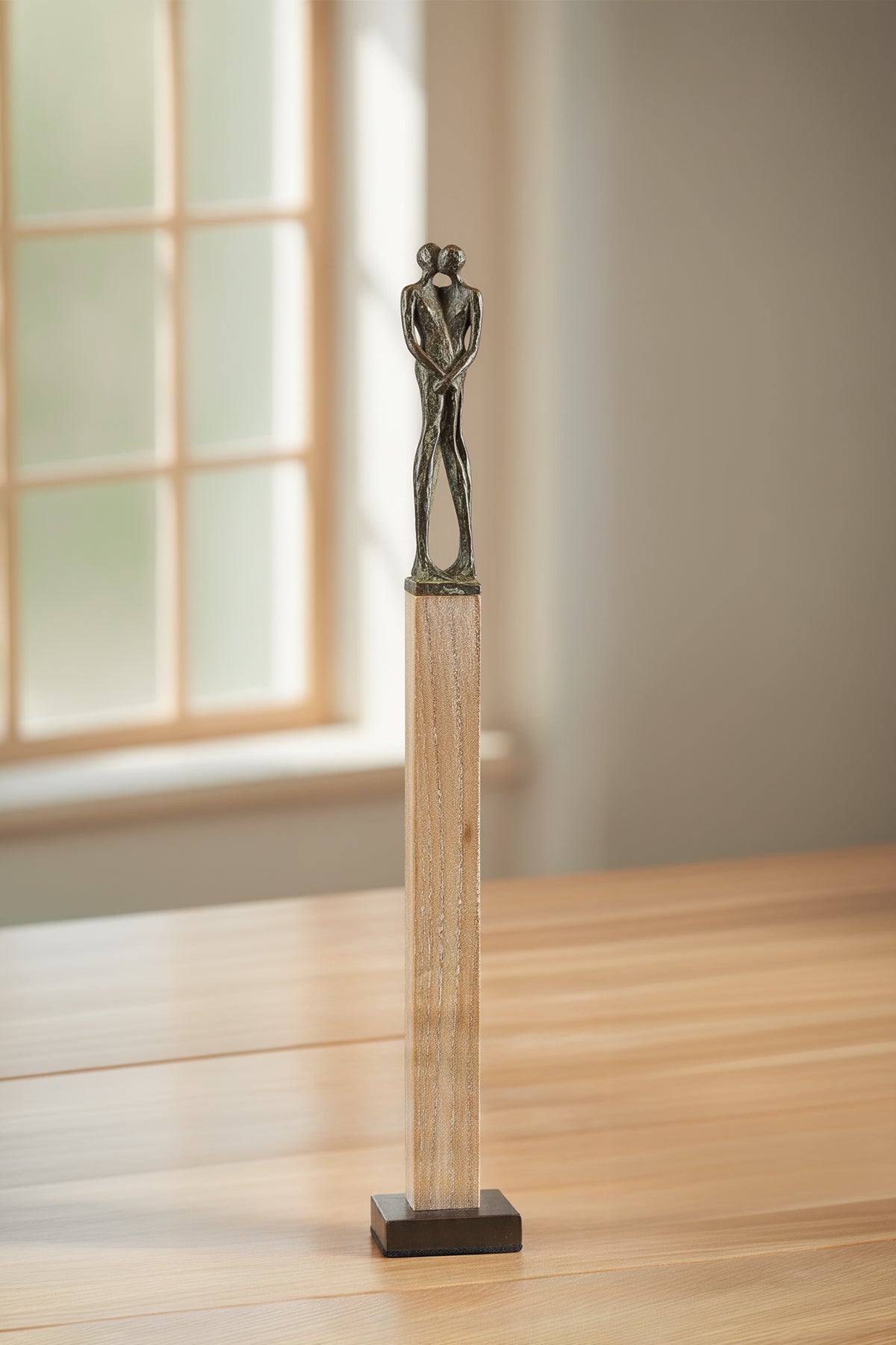 Sergio Burcialo: Skulptur "Verbundenheit", Bronze auf Holzstele