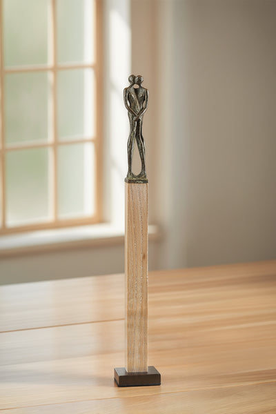 Sergio Burcialo: Skulptur "Verbundenheit", Bronze auf Holzstele