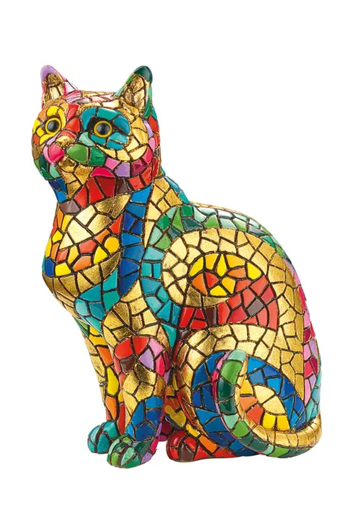 Eine Katzenfigur mit einem bunten, mosaikartigen Muster in Rot-, Gelb-, Blau-, Grün- und Goldtönen, die aufrecht vor einem weißen Hintergrund sitzt.