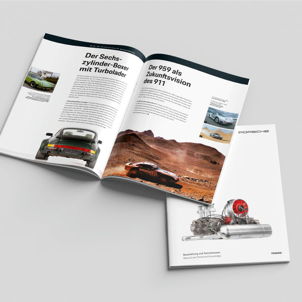 Geöffnete Porsche-Broschüre mit Fahrzeugen, Motorenbildern und deutschem Text, die neben dem Einband auf einer hellen Fläche liegt.