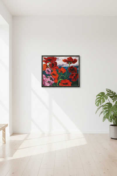 Ein gerahmtes Gemälde mit leuchtend roten und rosa Mohnblumen mit grünen Stängeln vor einem blau-weißen Himmelshintergrund - eingebettet in einem Wohnraum an der Wand hängend. 