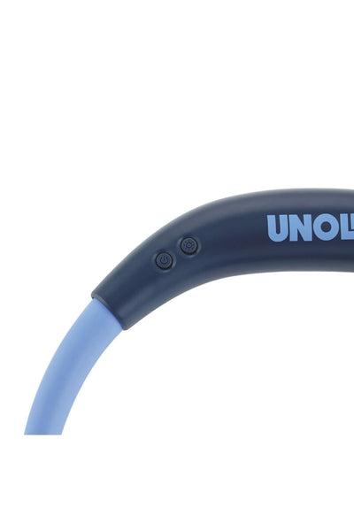 Nahaufnahme eines blauen, kreisförmigen Geräts mit dem Wort UNOL, das teilweise sichtbar ist, und zwei Tasten, eine mit einem Stromsymbol und eine mit einem Einstellungssymbol.