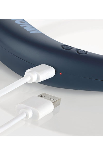 Nahaufnahme eines weißen USB-Kabels, das an ein dunkles elektronisches Gerät angeschlossen ist, wobei neben dem Anschluss ein kleines rotes Lämpchen zu sehen ist.