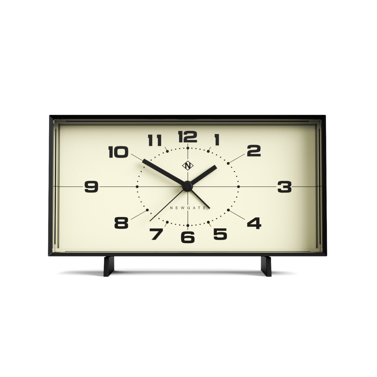 Rechteckige, schwarz gerahmte Uhr mit schwarzen Zahlen und Zeigern, die die Uhrzeit 10:10 anzeigen.