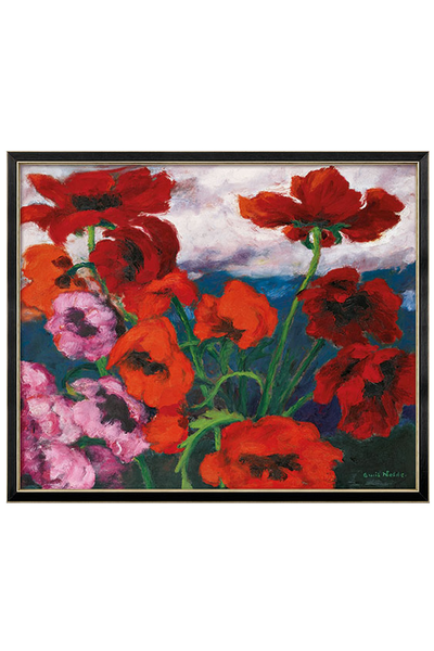 Ein gerahmtes Gemälde mit leuchtend roten und rosa Mohnblumen mit grünen Stängeln vor einem blau-weißen Himmelshintergrund.