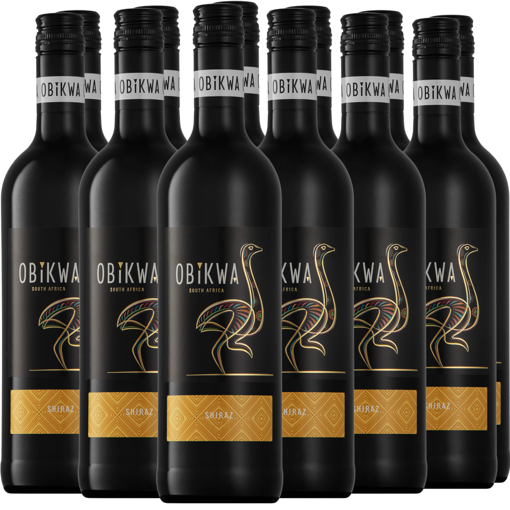 Zwölf Flaschen Obikwa Shiraz Rotwein aus Südafrika in zwei Reihen angeordnet.