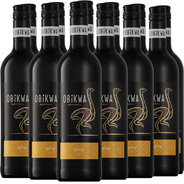 Zwölf Flaschen Obikwa Shiraz Rotwein aus Südafrika in zwei Reihen angeordnet.