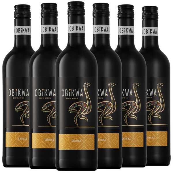 Sechs Flaschen Obikwa Shiraz-Wein mit schwarzen Etiketten und einem goldfarbenen Vogelmotiv, die in zwei Reihen angeordnet sind.