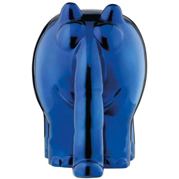 Eine glänzende blaue Elefantenfigur, von vorne gesehen, mit gerade herabhängendem Rüssel.