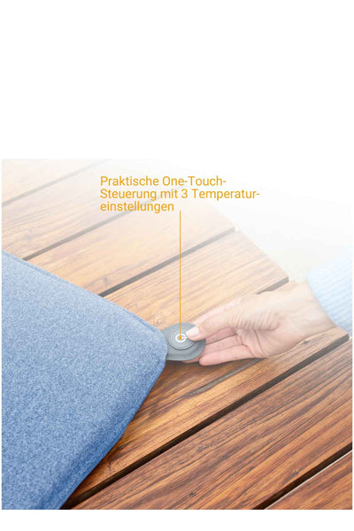 Eine Hand drückt einen runden Knopf auf einem Stoffpolster, das auf einer hölzernen Oberfläche liegt. Der deutsche Text hebt eine praktische One-Touch-Steuerung mit drei Temperatureinstellungen hervor.