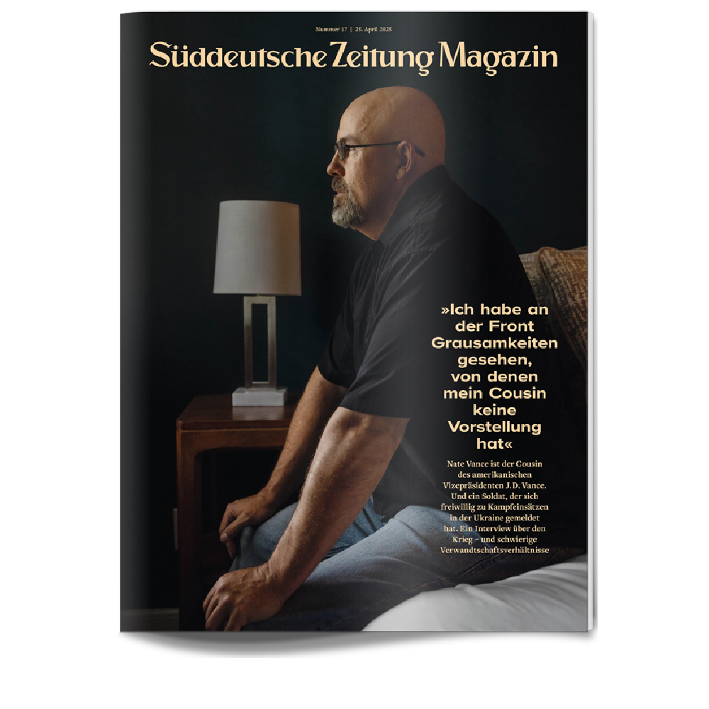 Auf dem Titelbild des Süddeutsche Zeitung Magazins sitzt ein glatzköpfiger Mann mit Brille im Profil auf einem Bett.