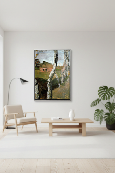 Ein minimalistisches Wohnzimmer mit einem Holzstuhl, einem niedrigen Tisch, einer Topfpflanze und einem Landschaftsgemälde mit Bäumen und einem Haus an der Wand.