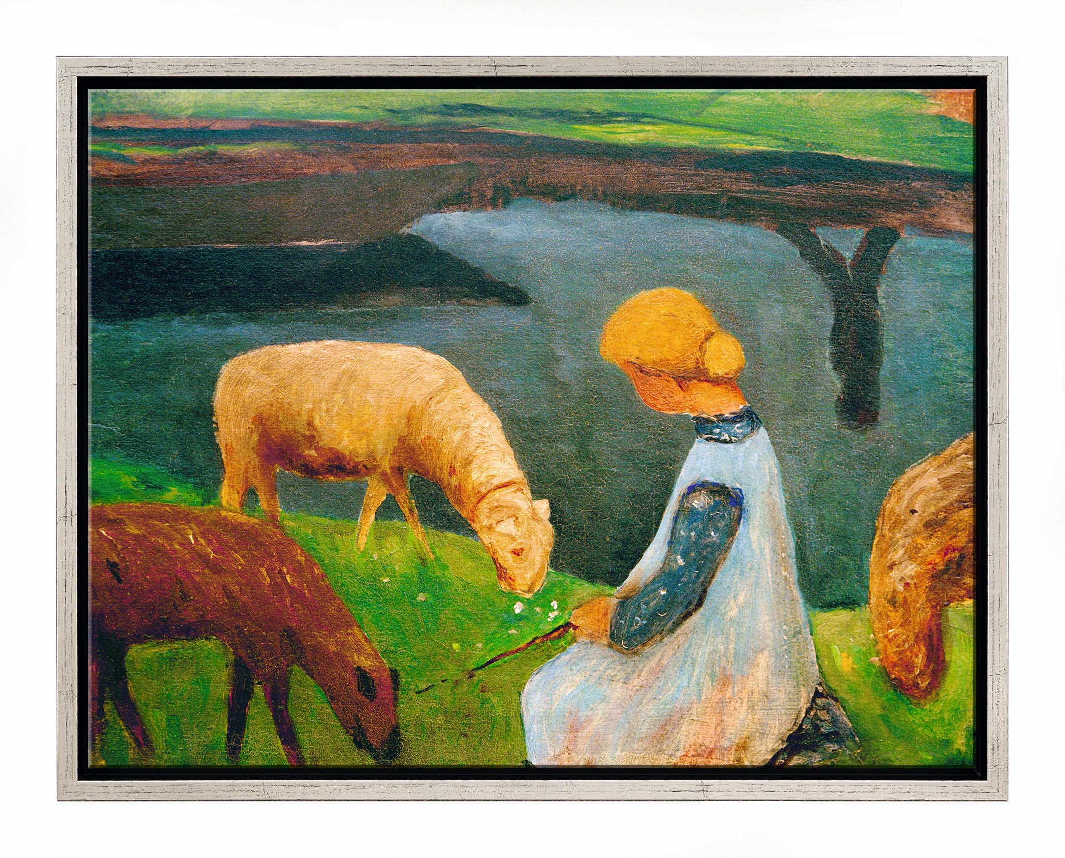 Gemälde eines Mädchens in einem weißen Kleid, das im Gras in der Nähe eines Teiches sitzt, umgeben von drei grasenden Schafen in einer grün-blauen Landschaft.