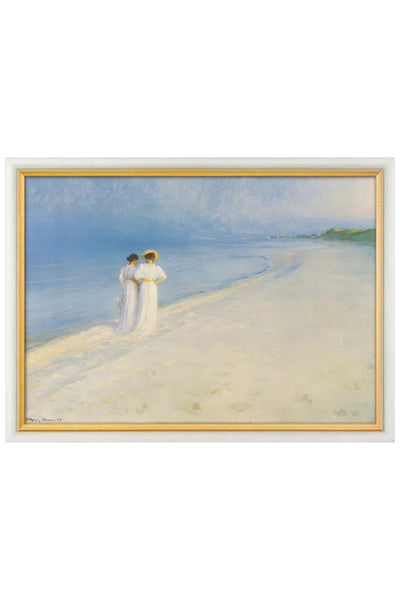 Zwei Frauen in weißen Kleidern stehen an einem Sandstrand in der Nähe des ruhigen Wassers unter einem blassblauen Himmel, wie er auf einem impressionistischen Gemälde zu sehen ist.
