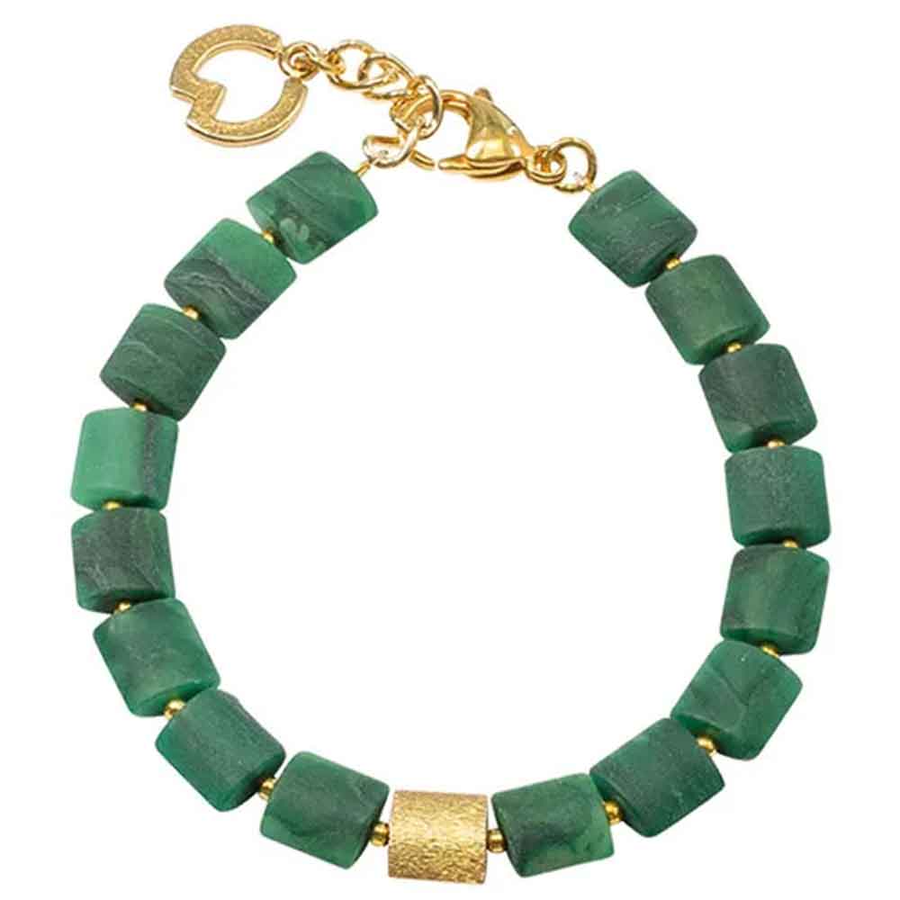 Grünes Steinperlenarmband mit goldenem Verschluss und dekorativen Goldakzenten.