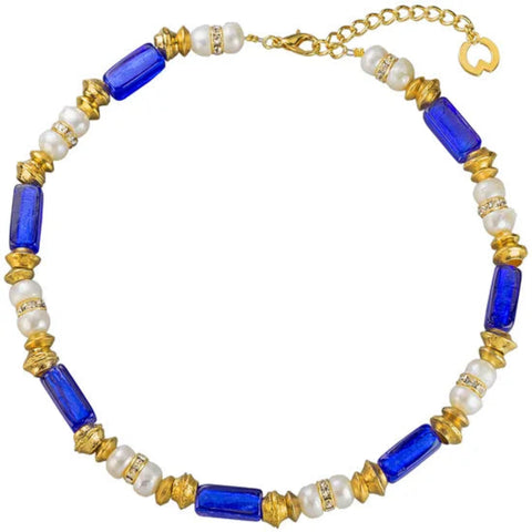 Gold-, blau- und perlenbesetzte Halskette mit verstellbarer Kette und dekorativem Verschluss.