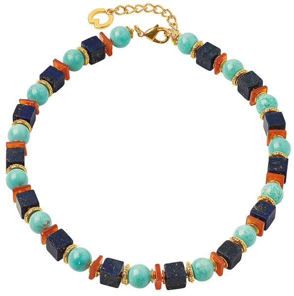 Perlenhalskette mit türkisfarbenen, marineblauen Würfeln und orangefarbenen Akzenten, mit goldenem Verschluss und Kettenverlängerer.