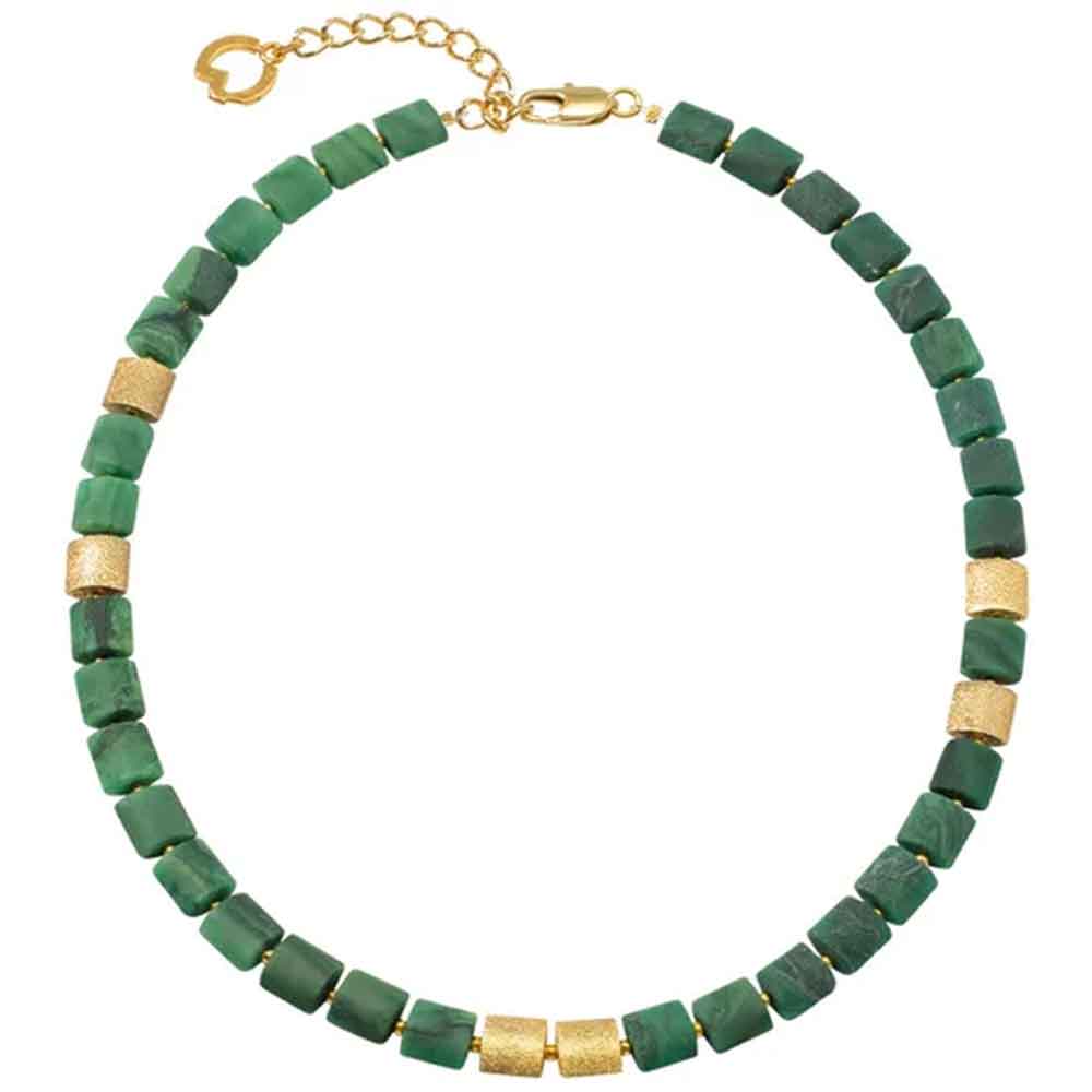 Grüne, quadratische Perlenkette mit goldenen Akzenten und goldenem Verschluss, kreisförmig angeordnet.