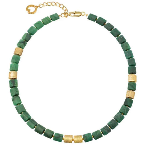 Grüne, quadratische Perlenkette mit goldenen Akzenten und goldenem Verschluss, kreisförmig angeordnet.