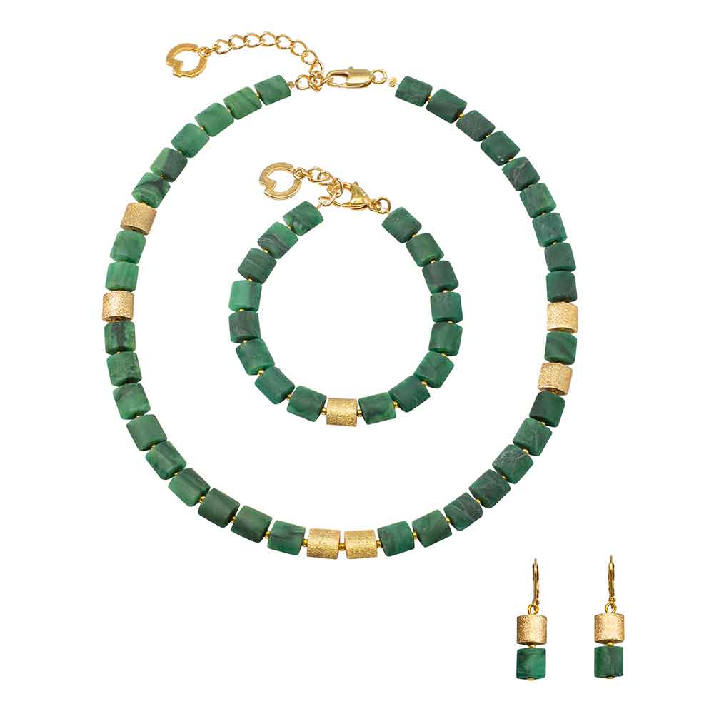 Gold und grün Perlen Halskette, Armband, und passende Ohrringe Set auf einem weißen Hintergrund angezeigt.