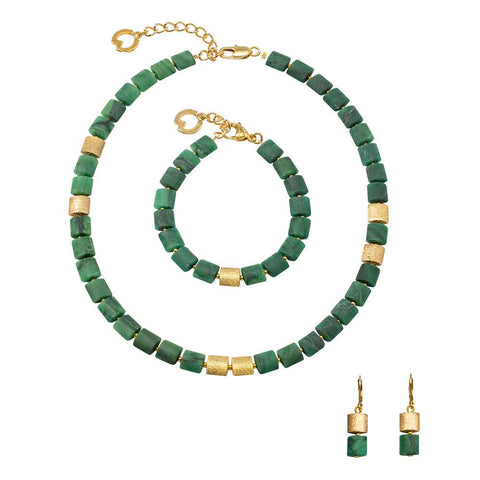 Gold und grün Perlen Halskette, Armband, und passende Ohrringe Set auf einem weißen Hintergrund angezeigt.