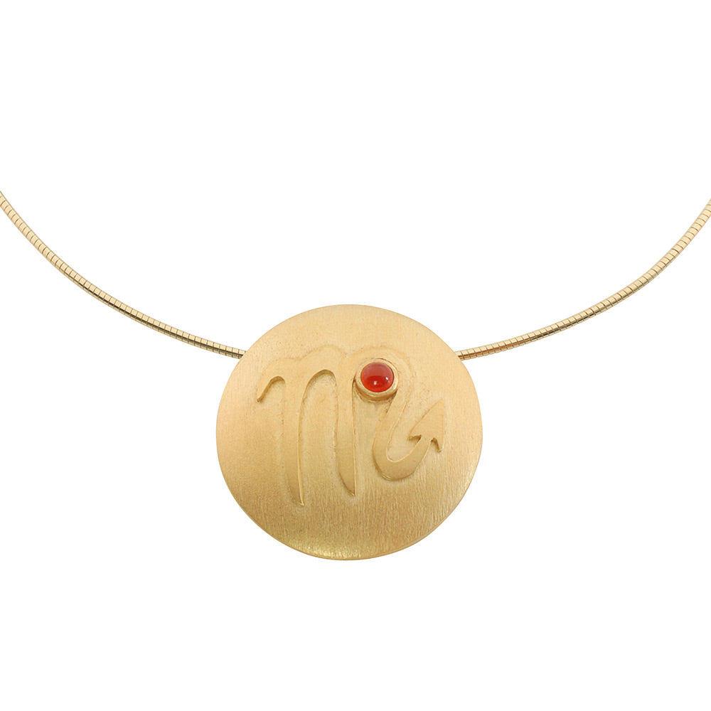 Das Petra Waszak Sternzeichen-Collier „Skorpion“ (24.10.-22.11.) ist eine goldene Halskette mit einem runden Anhänger, der das Sternzeichen Skorpion und einen kleinen roten Edelstein zeigt.