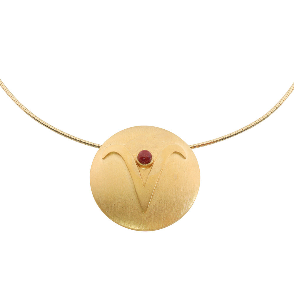 Goldene Halskette „Petra Waszak: Sternzeichen-Collier ‚Widder‘ (21.03.-20.04.)“ mit einem runden Sternzeichen-Anhänger mit einem kleinen roten Edelstein in der Mitte.
