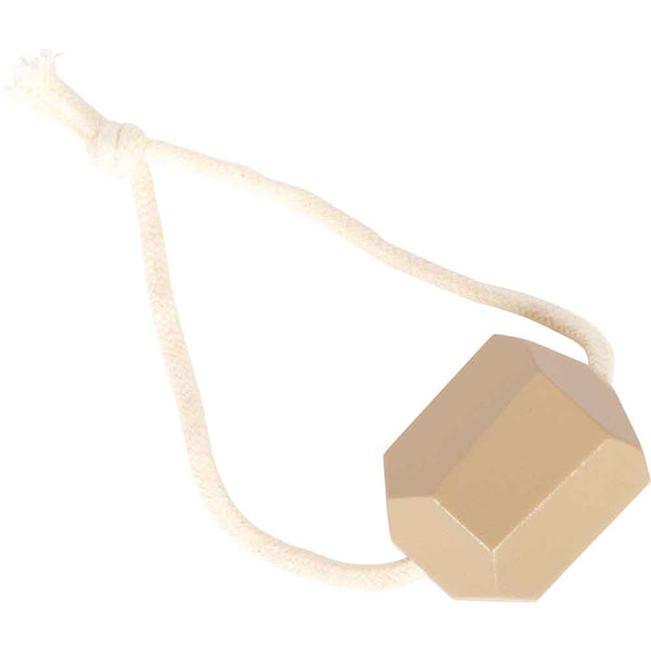Ein beiger, facettierter geometrischer Türstopper, der an einem weißen Baumwollseil befestigt ist.