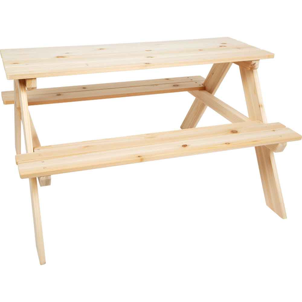 Ein kleiner hölzerner Picknicktisch mit angebrachten Bänken auf beiden Seiten.