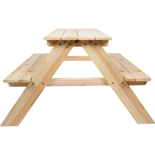 Ein hölzerner Picknicktisch mit angebrachten Bänken, von der Seite betrachtet, um seine A-Rahmenstruktur und die natürliche Holzoberfläche zu zeigen.