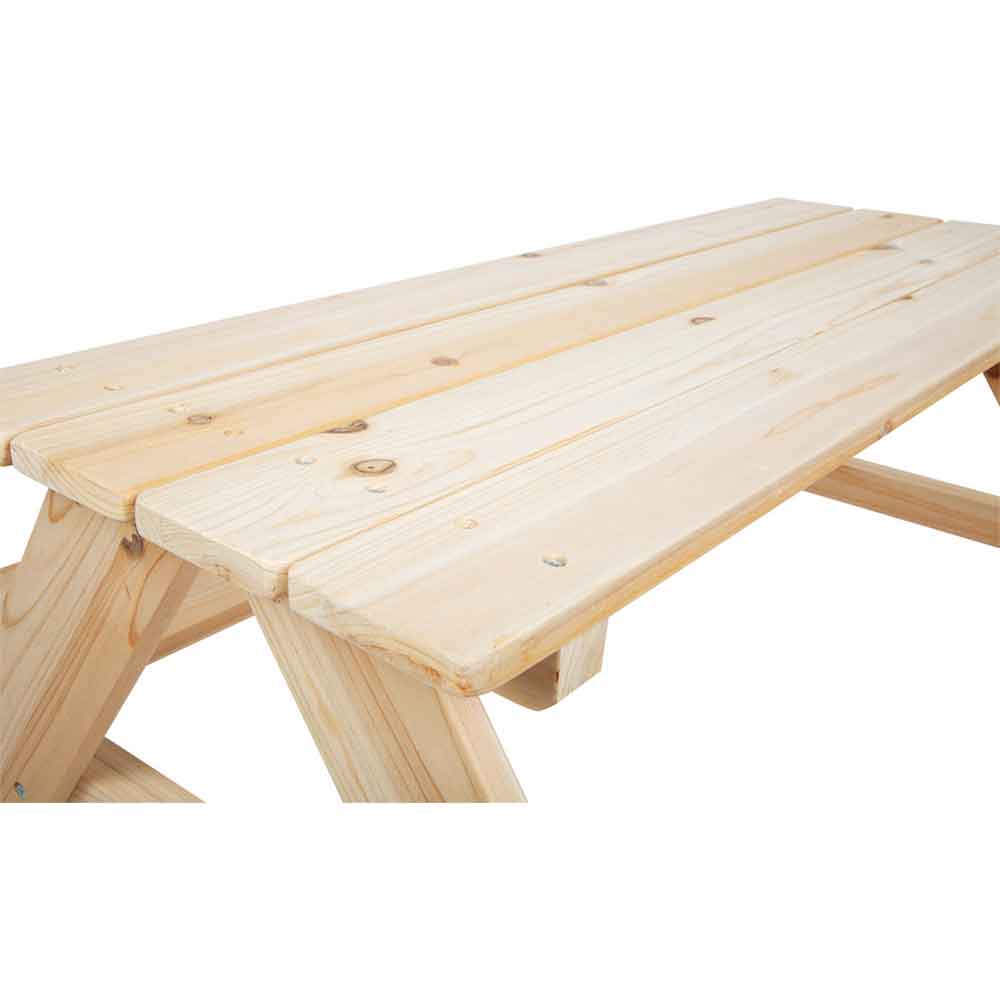 Unbearbeiteter Picknicktisch aus Holz mit sichtbarer Maserung und natürlichen Ästen, dargestellt in einer schrägen Seitenansicht.