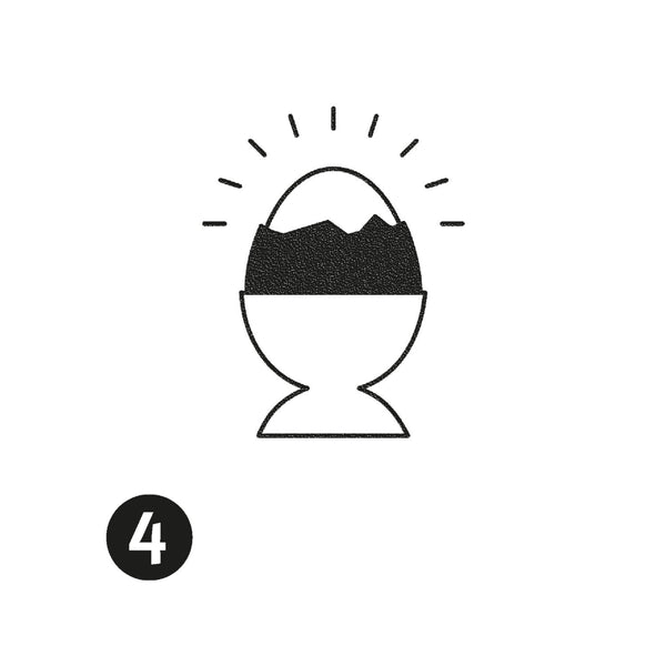 Ein aufgeschlagenes Ei in einem Eierbecher mit Linien darüber, die die Betonung anzeigen; die Zahl 4 erscheint in einem schwarzen Kreis unten links.