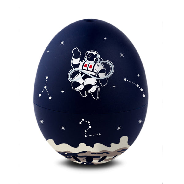 Marineblaues eiförmiges Objekt, verziert mit einem Cartoon-Astronauten, Sternen, Sternbildern und einer stilisierten Mondoberfläche am Boden.