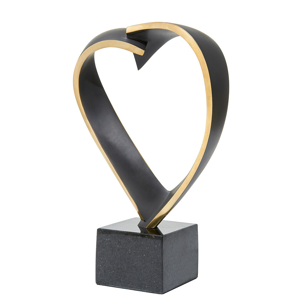 Moderne herzförmige Skulptur „Herzblatt“ (2022) von Pierre-Paul Maillé in Schwarz- und Goldtönen auf einem quadratischen schwarzen Sockel.