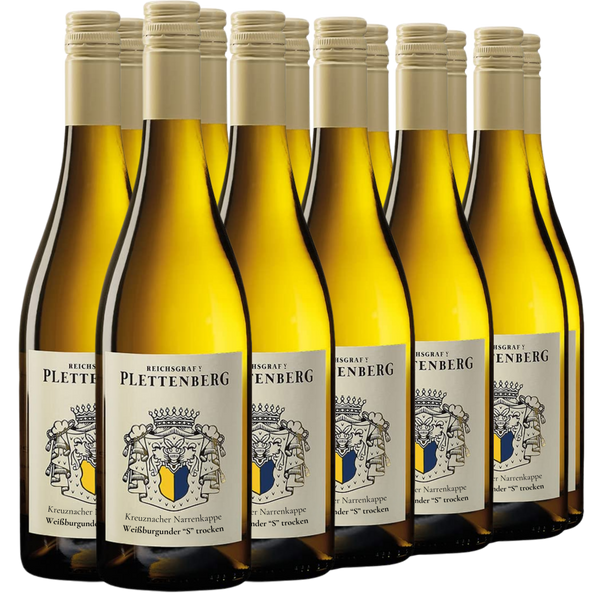 Zwölf Flaschen Plettenberger Weißwein mit cremefarbenen Etiketten und goldenen Schraubverschlüssen, angeordnet in zwei Reihen.