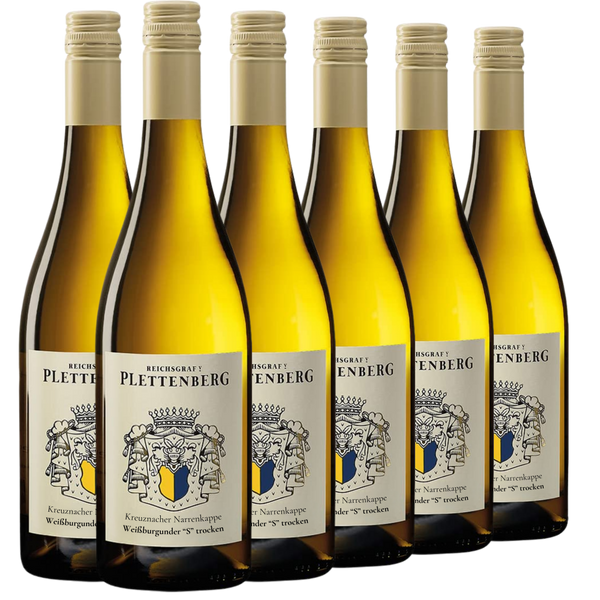 Sechs Flaschen Reichsgraf von Plettenberg Weißwein mit Wappenetiketten, in einer Reihe angeordnet.