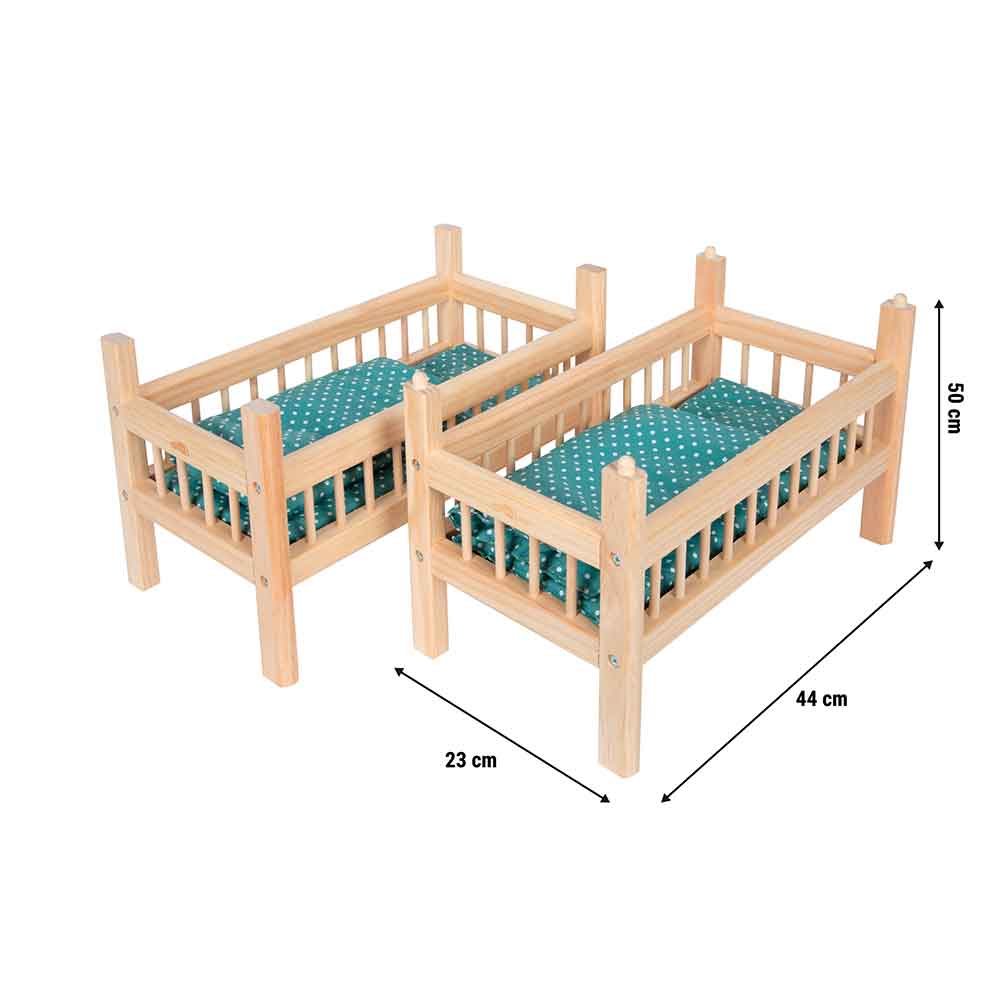 Zwei kleine Holzbetten mit grüner Bettwäsche und weiß gepunkteten Muster; die Betten sind 44 cm lang, 23 cm breit und 19 cm hoch.