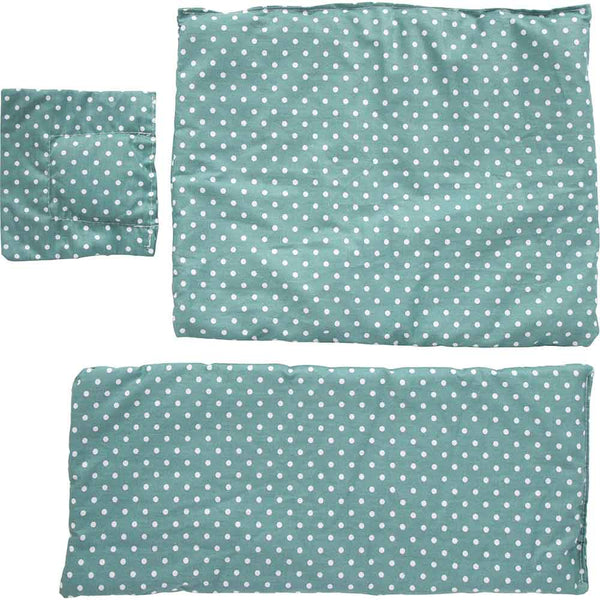  Bettwäsche für das Puppenbett in grün mit weißen Tupfen.