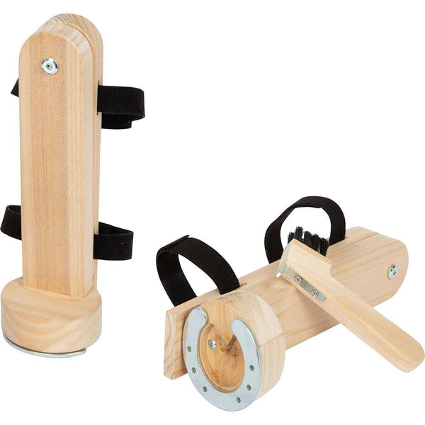 Zwei hölzerne Hufreinigungsgeräte, eines aufrecht und eines liegend, mit angebrachten Metallhufeisen, schwarzen Riemen und einer kleinen Reinigungsbürste.