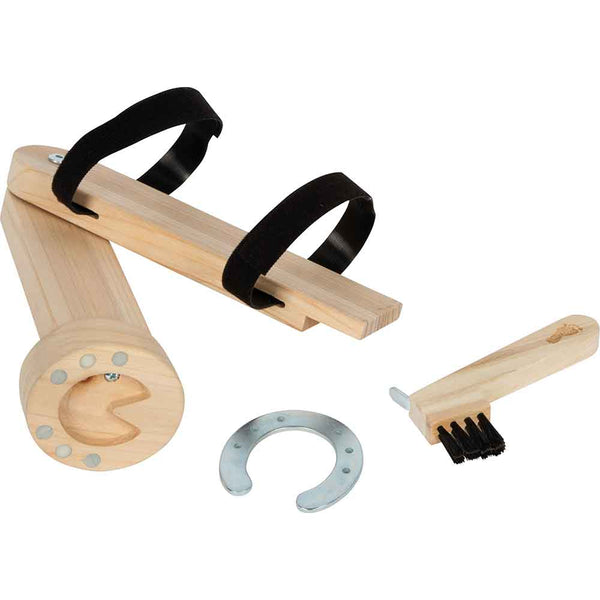Ein hölzernes Pferdehufmodell mit angebrachten Riemen, ein kleines Hufeisen, ein Metallhufeisen und eine Reinigungsbürste für Unterrichts- oder Demonstrationszwecke.