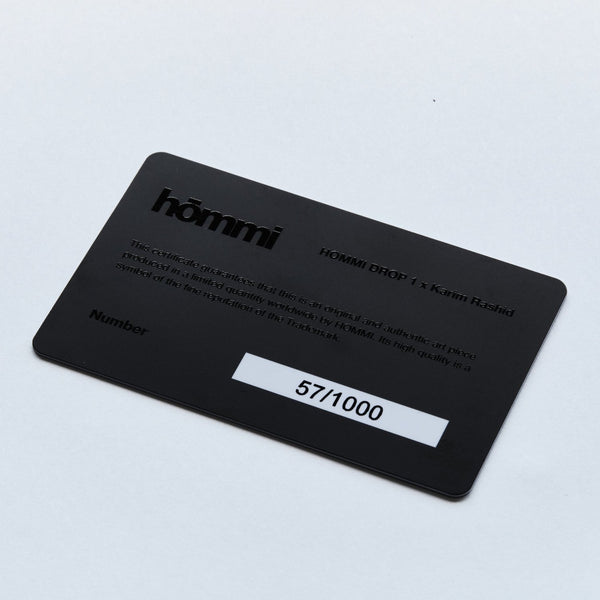 Eine schwarze HOMMI-Karte mit der Aufschrift 57/1000 als Teil einer limitierten Auflage.