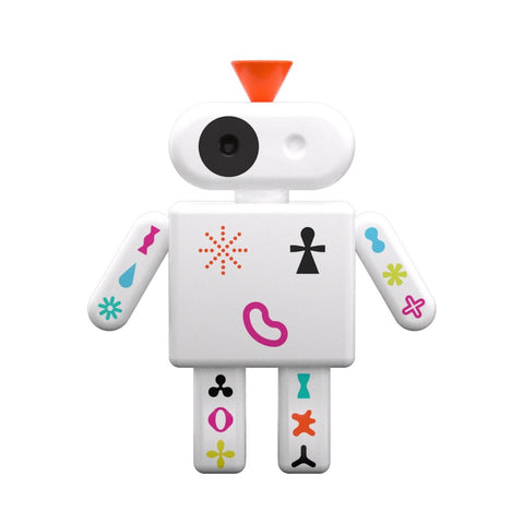 Spielzeugroboter mit weißem Körper, bunten Symbolen an Armen und Beinen und einem orangefarbenen Dreieck auf dem Kopf.