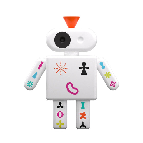 Ein weißer Spielzeugroboter mit bunten Symbolen auf seinem Körper, einem Auge und einem orangefarbenen Kegel auf seinem Kopf.