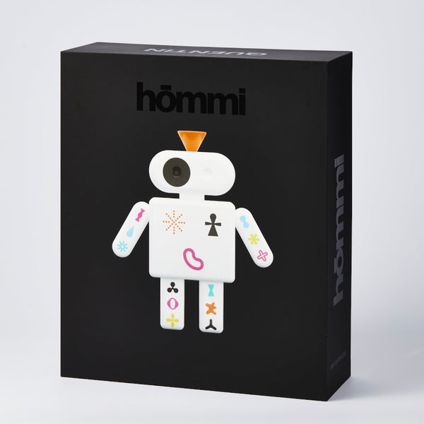 Schwarze Box mit Hömmi-Text und einer einfachen Roboter-Illustration mit bunten Symbolen auf weißem Hintergrund.