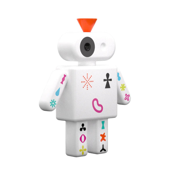 Weißer Spielzeugroboter mit einem roten Dreieck auf dem Kopf und bunten Symbolen auf dem Körper, den Armen und den Beinen.