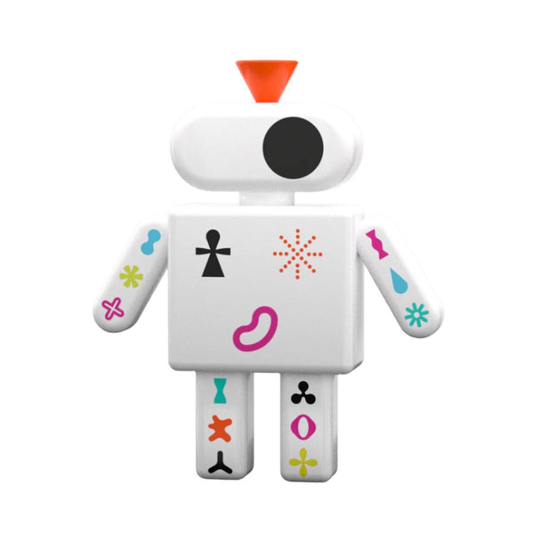 Weißer Spielzeugroboter mit bunten Symbolen auf dem Körper und einem kleinen roten Kegel auf dem Kopf vor einem weißen Hintergrund.