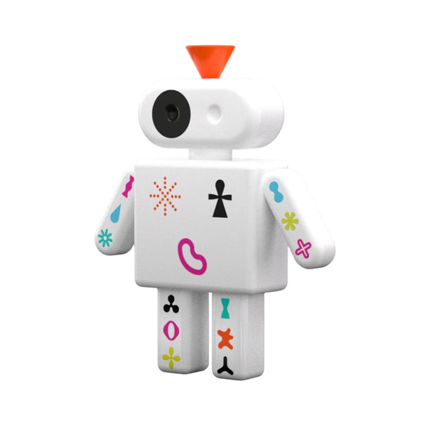 Spielzeugroboter mit bunten Symbolen auf seinem Körper, einem einzigen großen Auge und einem orangefarbenen Kegel auf seinem Kopf.