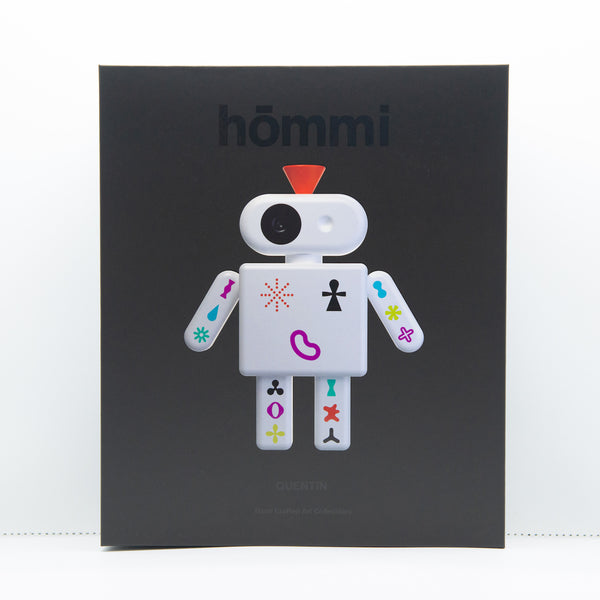 Eine Roboterillustration mit bunten Symbolen auf schwarzem Hintergrund, oben mit "hömmi" beschriftet.