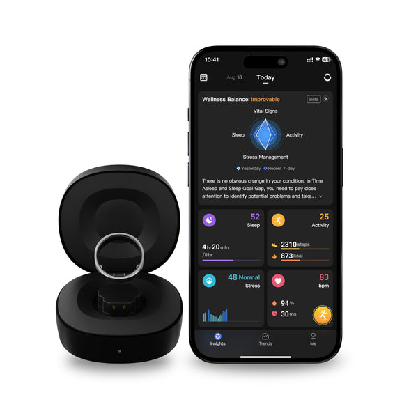 Ein intelligenter Ring in seinem Etui neben einem Smartphone, das eine App zur Überwachung von Gesundheit und Wellness anzeigt.