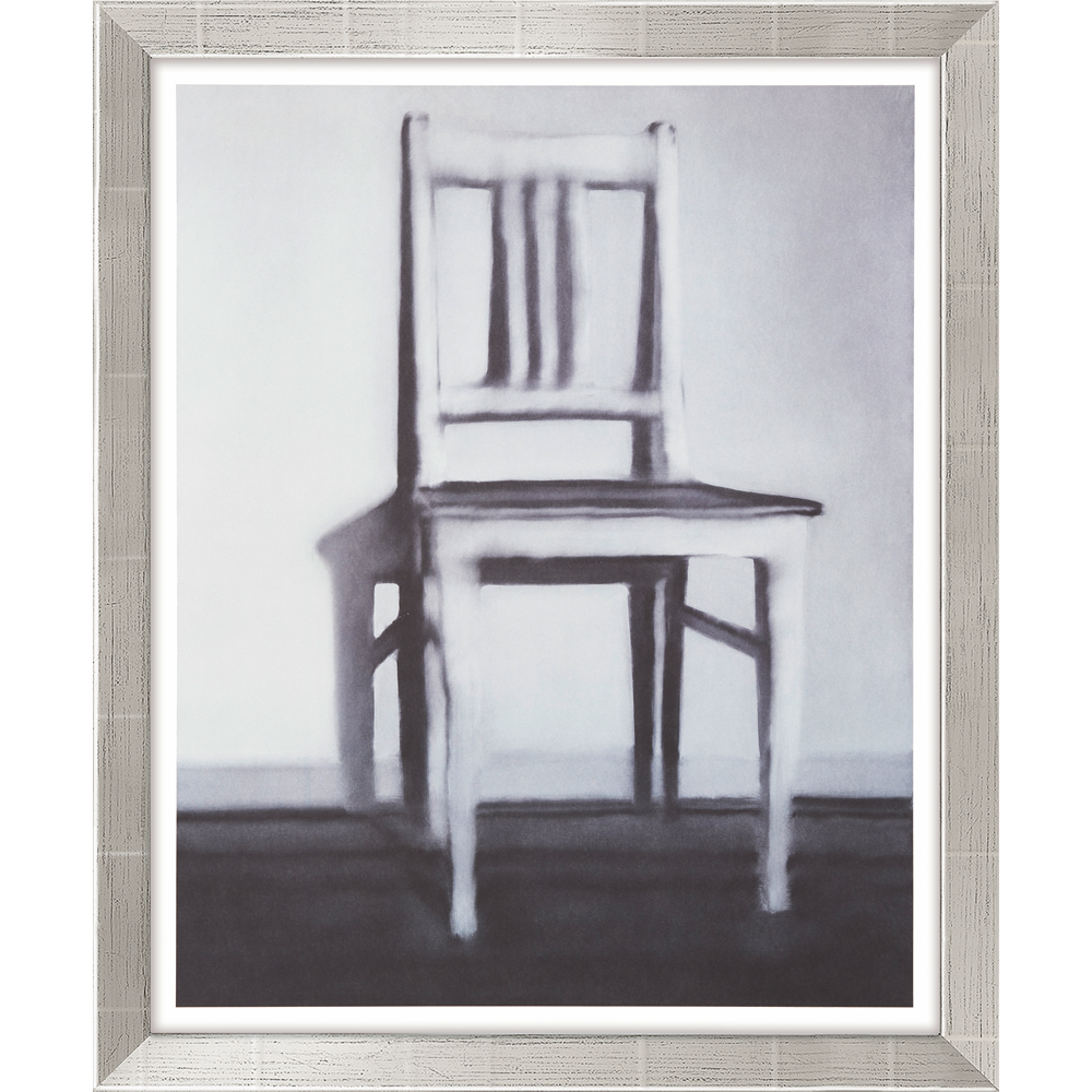 Ein gerahmter Druck mit Silberrand von Gerhard Richters Werk „Küchenstuhl“ aus dem Jahr 1965: ein verschwommenes Schwarzweißfoto eines Holzstuhls vor einer schlichten Wand.